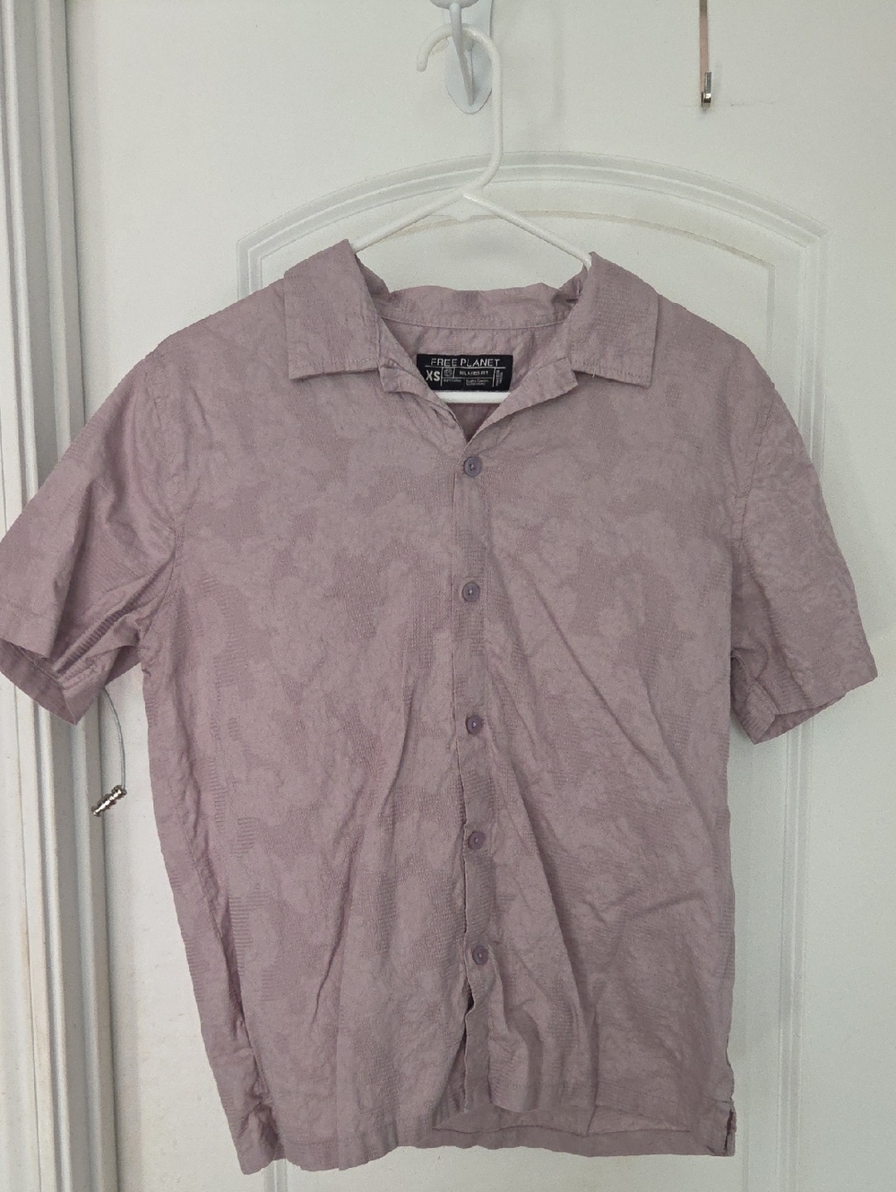 Free Planet Men's Short Sleeve Button-Down Shirt in Light Lavender